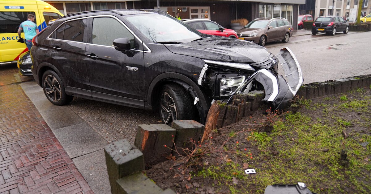 Auto belandt op zijkant, omstanders duwen auto weer op zijn wielen ...