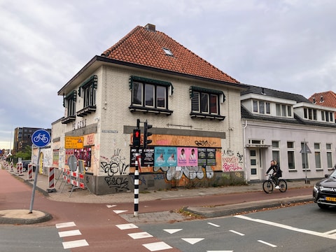 GroenLinks in Eindhoven gebruikte twee panden aan de Schootsestraat als voorbeeld van langdurige leegstand. De panden werden begin dit jaar dichtgetimmerd om krakers buiten de deur te houden