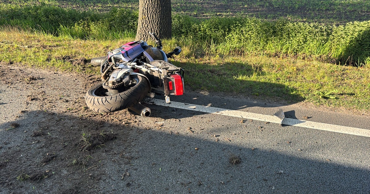 Motorrijder botst tegen auto en raakt gewond in Gemert