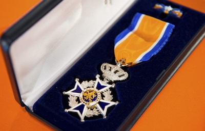 Burgemeester Heldens eert Frank van Oortmerssen met lintje voor jarenlange inzet voor kunst en cultu