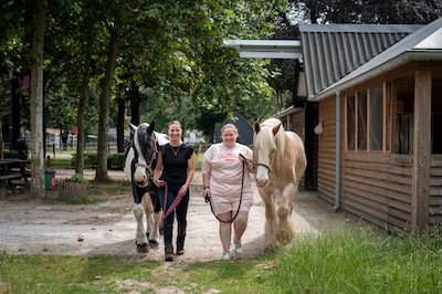 Paarden helpen Anouk (24) en Cynthia (22) zoals niemand anders kan: ‘Soms is het makkelijker praten 