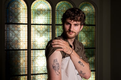 Het spannende verhaal achter het huis op kippenpoten op de linkerarm van Lucas (23)
