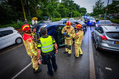 Vrouw botst tegen geparkeerde auto’s in Eindhoven, landt op 