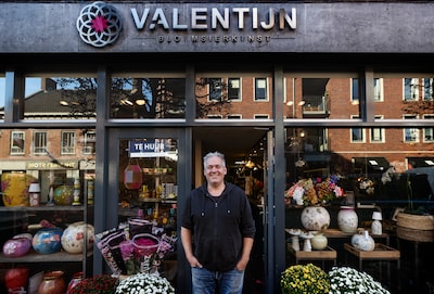 Tim (54) sluit na bijna 64 jaar de oudste bloemenzaak van de stad: ‘We hebben wel even zitten janken’