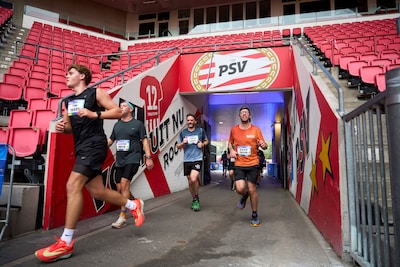 Bijzonder rondje: ren door het Philips Stadion tijdens de marathon in Eindhoven