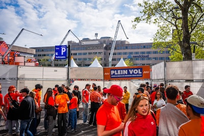 LIVE Koningsdag 2026 |Aantal pleinen in Eindhoven afgesloten, Dewi houdt van de sfeer in de stad: ‘N