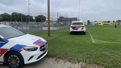 Jongen onwel in Deurne, traumahelikopter landt op voetbalveld