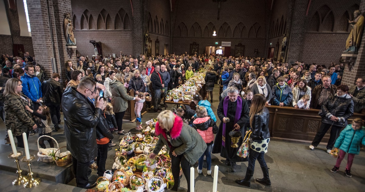 Duizend Poolse mensen in de kerk in Helmond voor 'Swieconca' | Regio ...