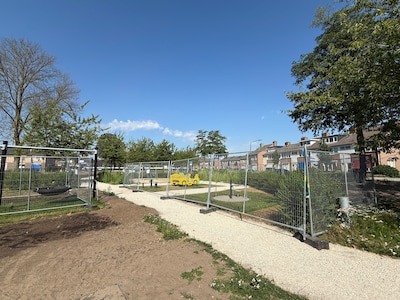 Dit is waarom er nog hekken om de nieuwe speeltuintjes in Vught staan