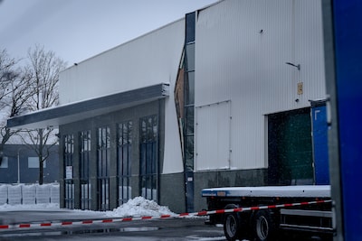 Besneeuwd dak van bedrijfshal in Tilburg dreigt in te storten, muur al deels bezweken