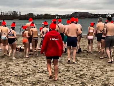 CV de Apenkoppen houdt frisse nieuwjaarsduik in waterplas Gremstraat