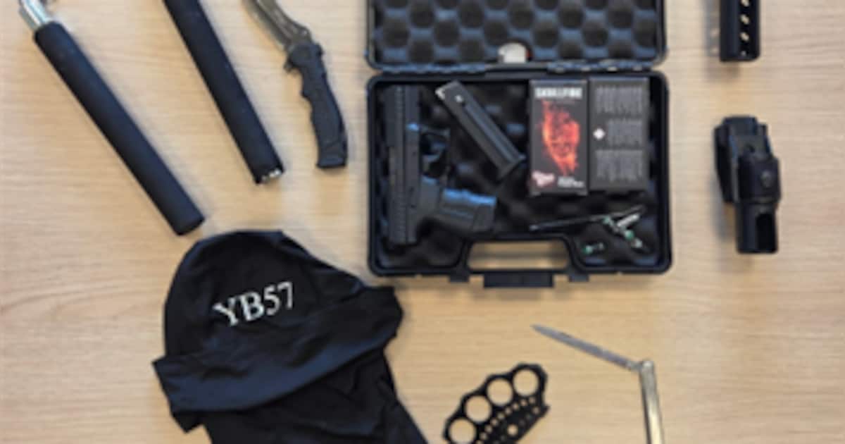 Politie doet huiszoekingen na drillrapvideo’s met wapens in Helmond, één verdachte (14) aangehouden