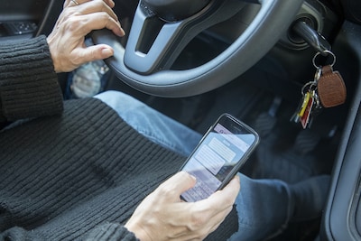 Vrouw in VS krijgt boete voor rijden met telefoon in haar rechterhand, maar heeft helemaal geen rechterhand