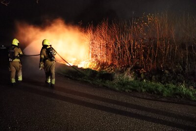 Bandenbrand in Elshoutse sloot: ruim dertig autobanden moedwillig in brand gestoken