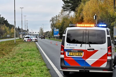 Man springt tijdens achtervolging uit rijdende auto in Tilburg, en vraagt dan scooterrijder om lift