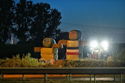 Boerenactie langs A65 bij Berkel-Enschot: grote poppen van hooi geplaatst