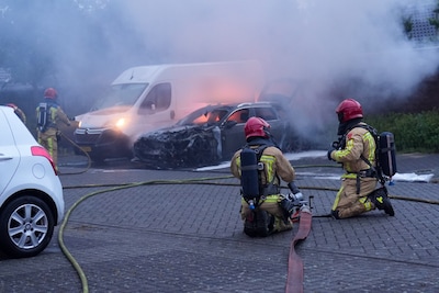 Hybride auto vliegt in brand in woonwijk Asten, mogelijk aangestoken