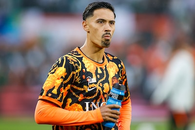 Spelers van Oranje met hun kinderen het veld op, 10.000 fans van Algerije in de Kuip