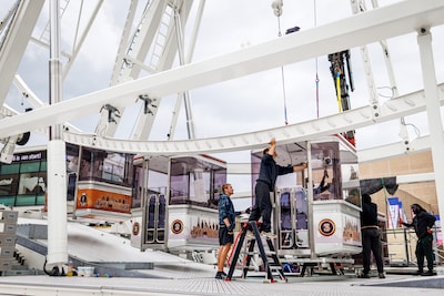 In een recordtijd 55 meter de hoogte in: opbouw Tilburgse Kermis verveelt nooit