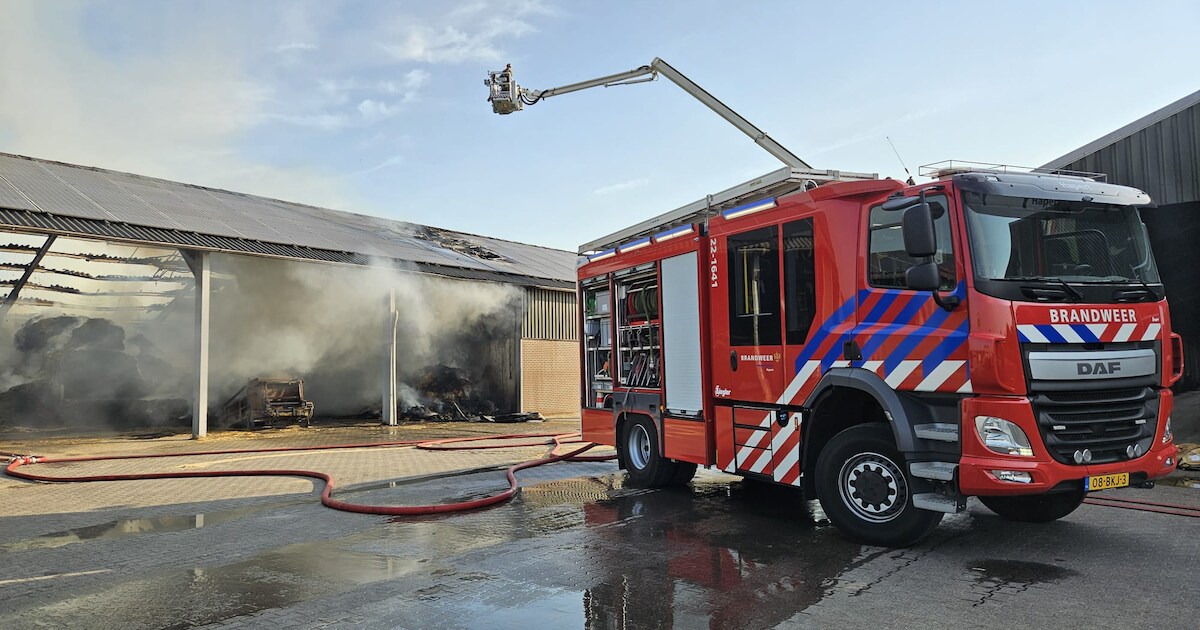 Balen hooi vatten vlam in loods in Casteren: veel schade, mogelijk scherven van zonnepanelen in weil
