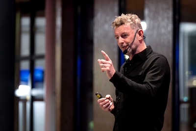 Puberouders horen van Kluun dat oerbrein wint van regiebrein; ‘Dat ‘even’ kende ik maar al te goed’