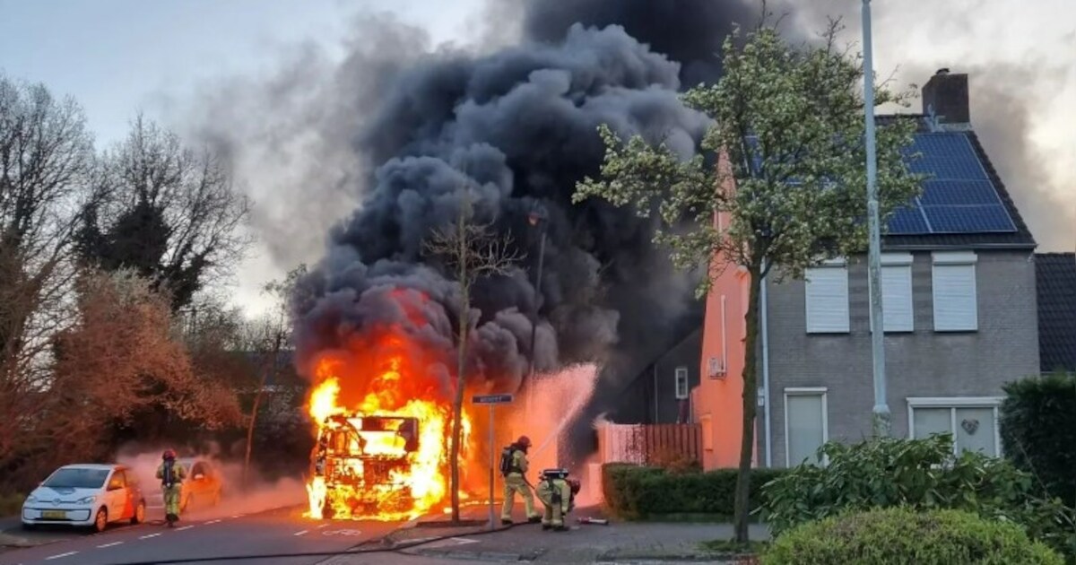 Lijnbus brandt volledig uit in woonwijk in Eindhoven, passagiers en ...