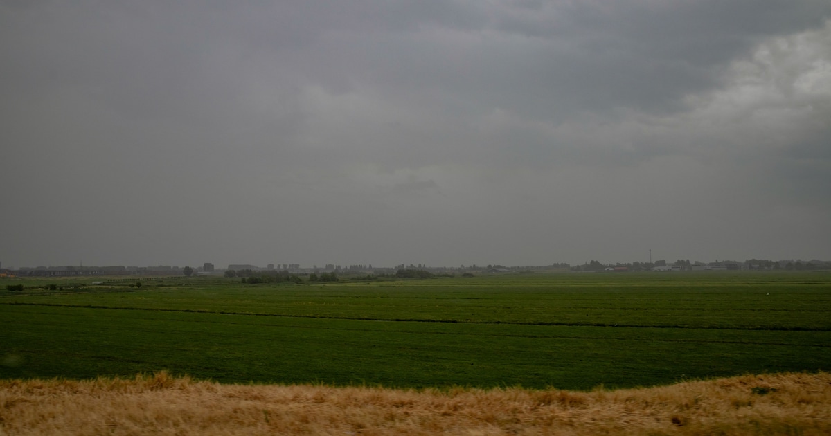Zwaar bewolkt met wat lichte regen in Cranendonck in de nacht