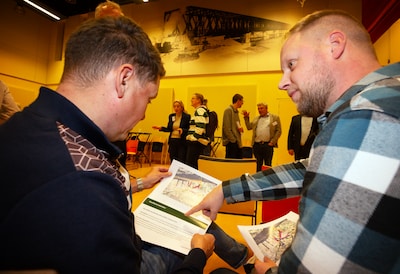 Emotionele avond over mogelijk verdwijnen van Moerdijk (1100 inwoners): ‘Alsof we voor het slachthuis staan’