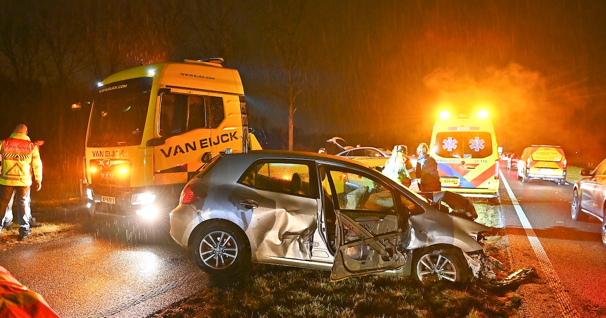 Veel schade bij botsing met drie auto’s op N69 bij Westerhoven