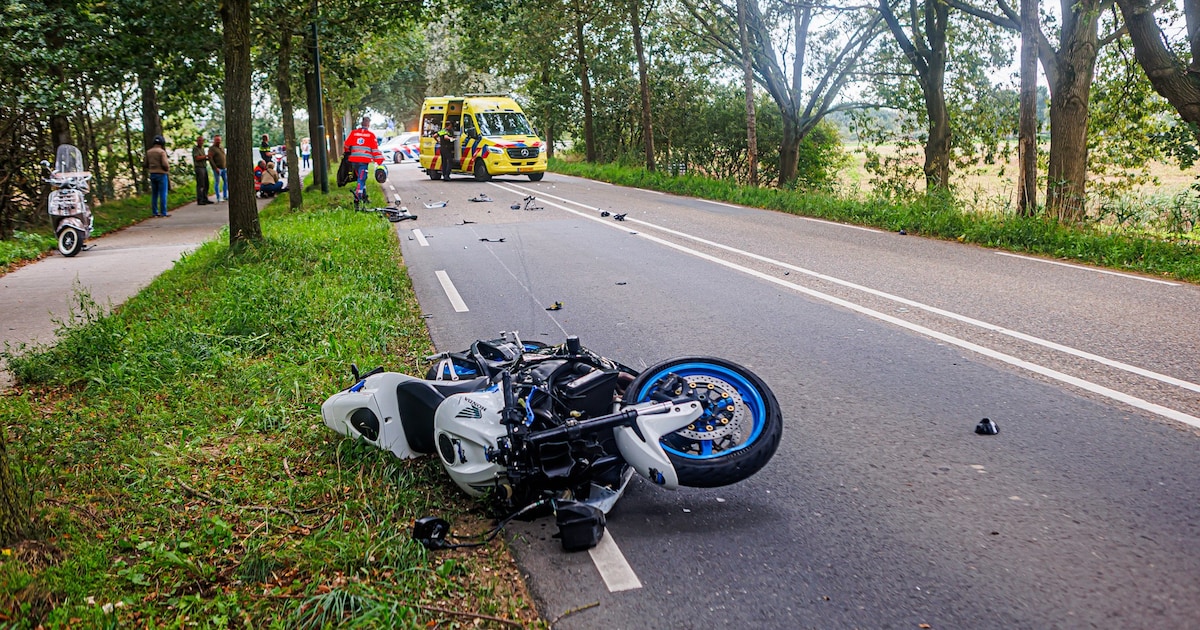 Fietsster en motorrijder botsen op elkaar in Berlicum: brokstukken verspreid over de weg | Regio | E