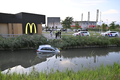 Auto belandt in sloot bij McDrive