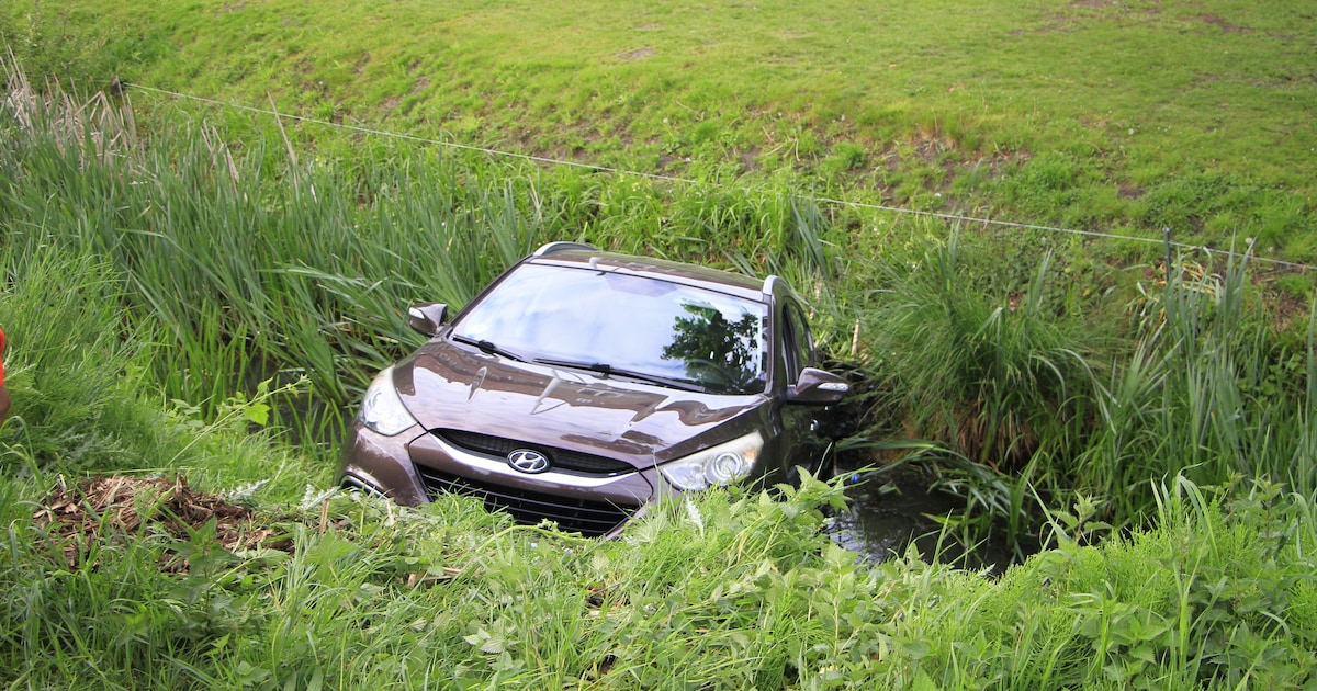 Auto rijdt sloot in langs Eindhovenseweg in Weert