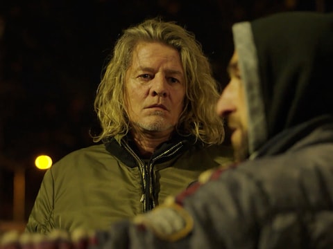 Presentator Tygo Gernandt praat met flakkagebruiker Mesut uit Roosendaal.