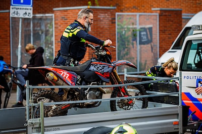 Crossmotor in beslag genomen na achtervolging in Eindhoven, politie zoekt nog naar bestuurder