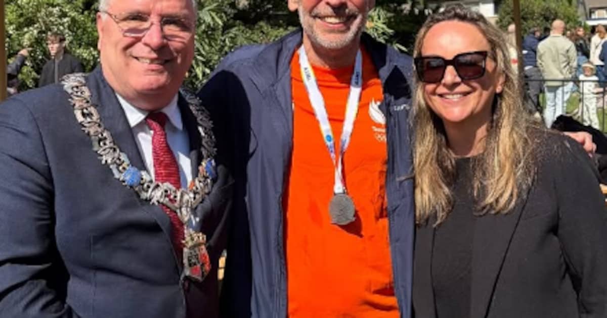 Daar is-ie weer! Oud-premier Dick Schoof loopt Halve marathon van Veldhoven