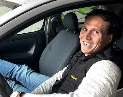 Deze autohandelaar opent elk TikTok-filmpje met een grove grap en gaat viraal