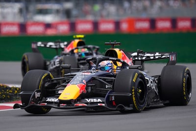 LIVE Formule 1 | Max Verstappen verliest aansluiting, stevig gevecht tussen kemphanen Mercedes