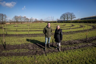 Reuselse broer en zus planten voedselbos met fruit en noten