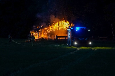 Stal brandt volledig uit aan rand van Helmond, onderzoek naar mogelijk vrijgekomen asbest