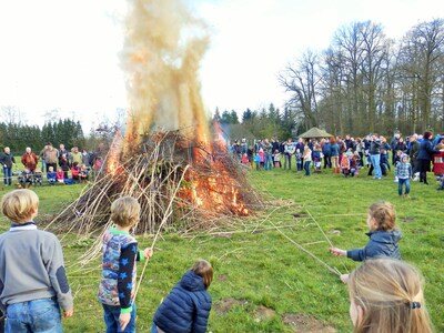 Paasvuur met eieren zoeken in Aarle-Rixtel