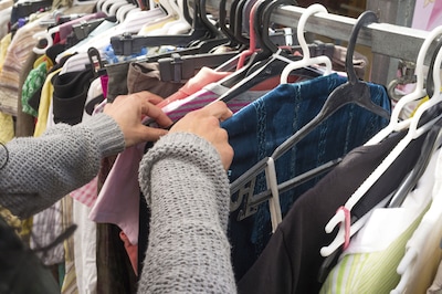 Dameskledingbeurs in Leende met duizenden items