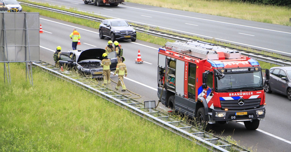 Rijstrook afgesloten na brandmelding in auto op A2 bij Weert