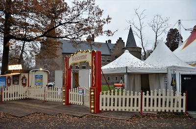 Sinterklaascircus geeft plek bij het kasteel niet zomaar op: ‘Gele kleur van gras trekt snel weg’