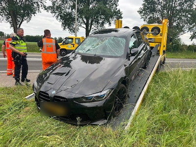 BMW M3 belandt in bosjes na slip in Ysselsteyn
