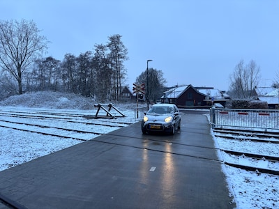 Auto’s sluipen over fietspaden vanwege wegafsluiting in Veghel: ‘Soms hachelijke situaties’