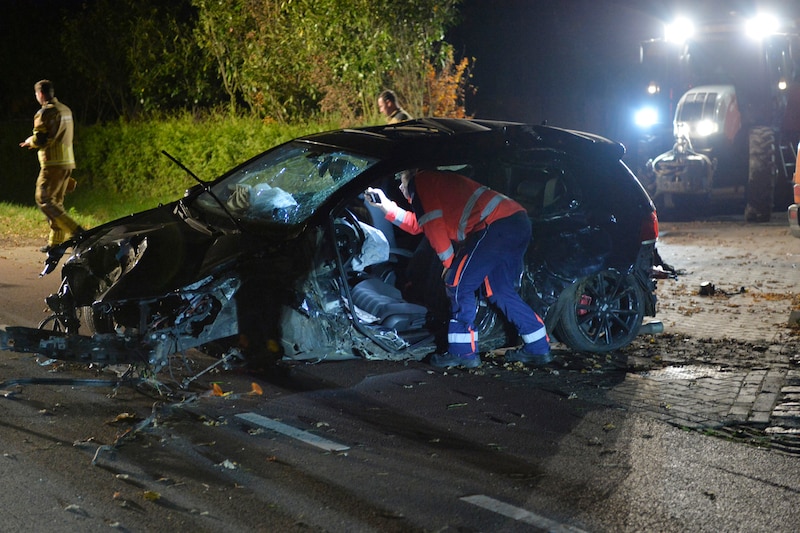 Twee inzittenden van een auto zijn zwaargewond geraakt bij een ongeluk op de Schriekenweg in Rijsbergen. Een van hen overleed later in het ziekenhuis.