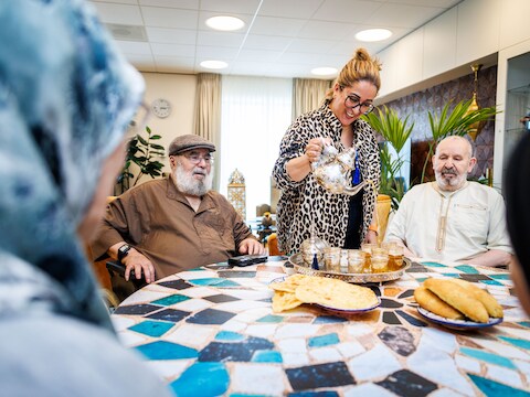 Geen advocaatje, maar Marokkaanse thee: in Tilburg opent een bijzondere buurtkamer voor ouderen