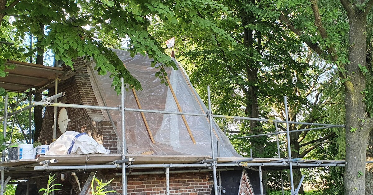 Wachten op de leiendekker voor dak Sint-Valentinuskapel