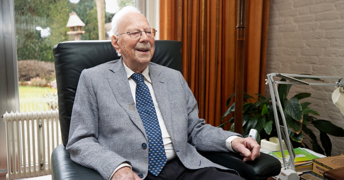 Bernard (100) still enjoys his cigars every day and a new love: ‘I am perfectly happy’