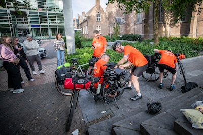 Ierse vrienden fietsen vanuit Eindhoven naar Milaan: 1100 kilometer voor zeldzame huidaandoening